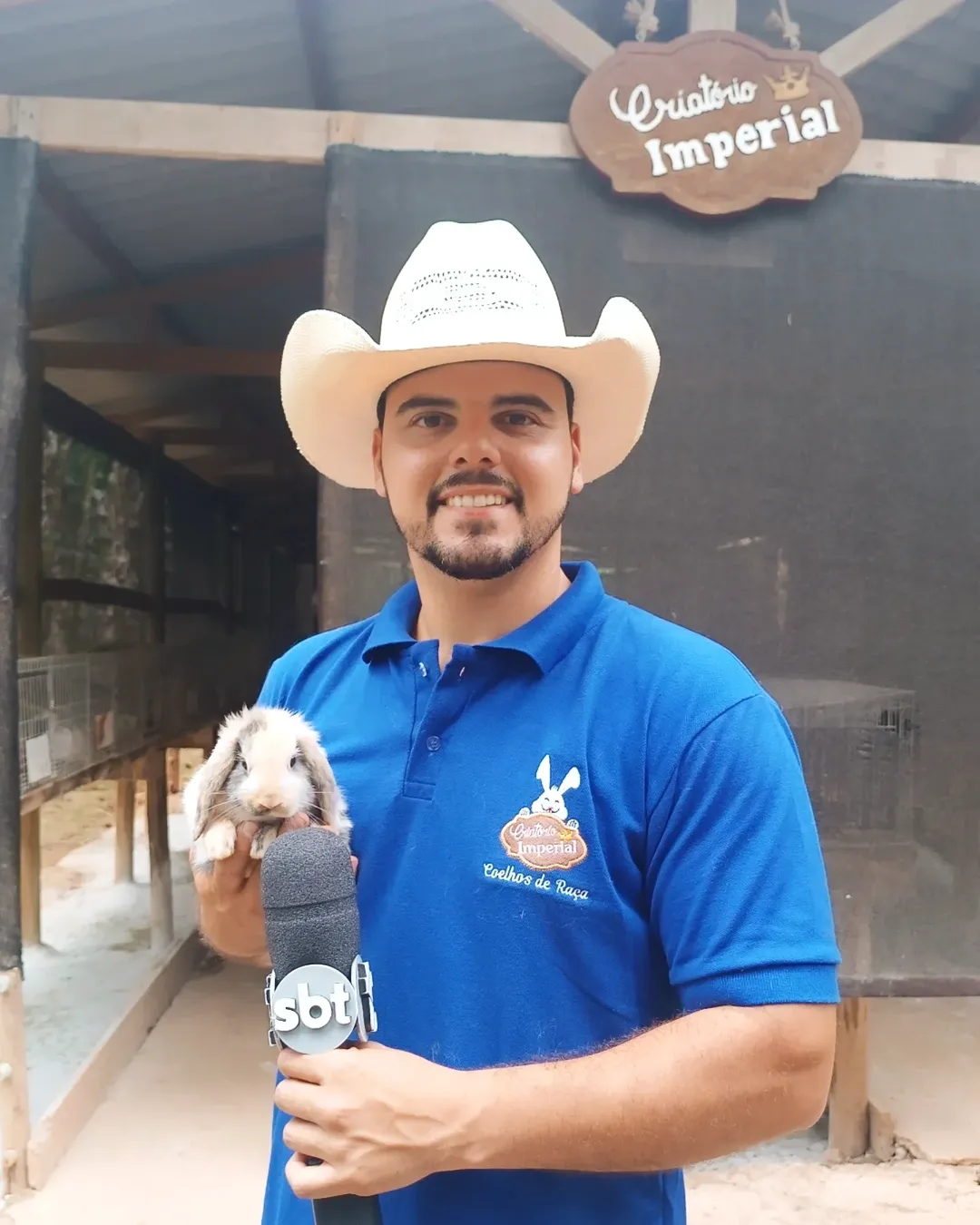 Gustavo Nogueira no Criatório Imperial, segurando um coelhinho